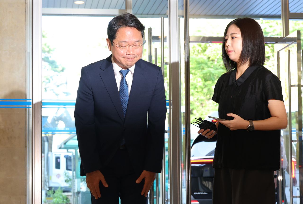 김승원 법무부장관 후보자가 3일 종로구 적선현대빌딩에 마련된 인사청문회 준비 사무실로 출근하며 인사하고 있다. 연합뉴스 