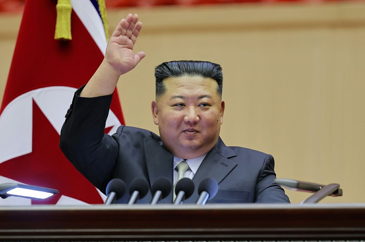 노동신문은 3일 제15차 전국교원대회가 2일 수도 평양에서 성대히 개막했다고 보도했다. 이날 행사에는 김정은 국무위원장이 직접 참석했다. 노동신문, 뉴스1