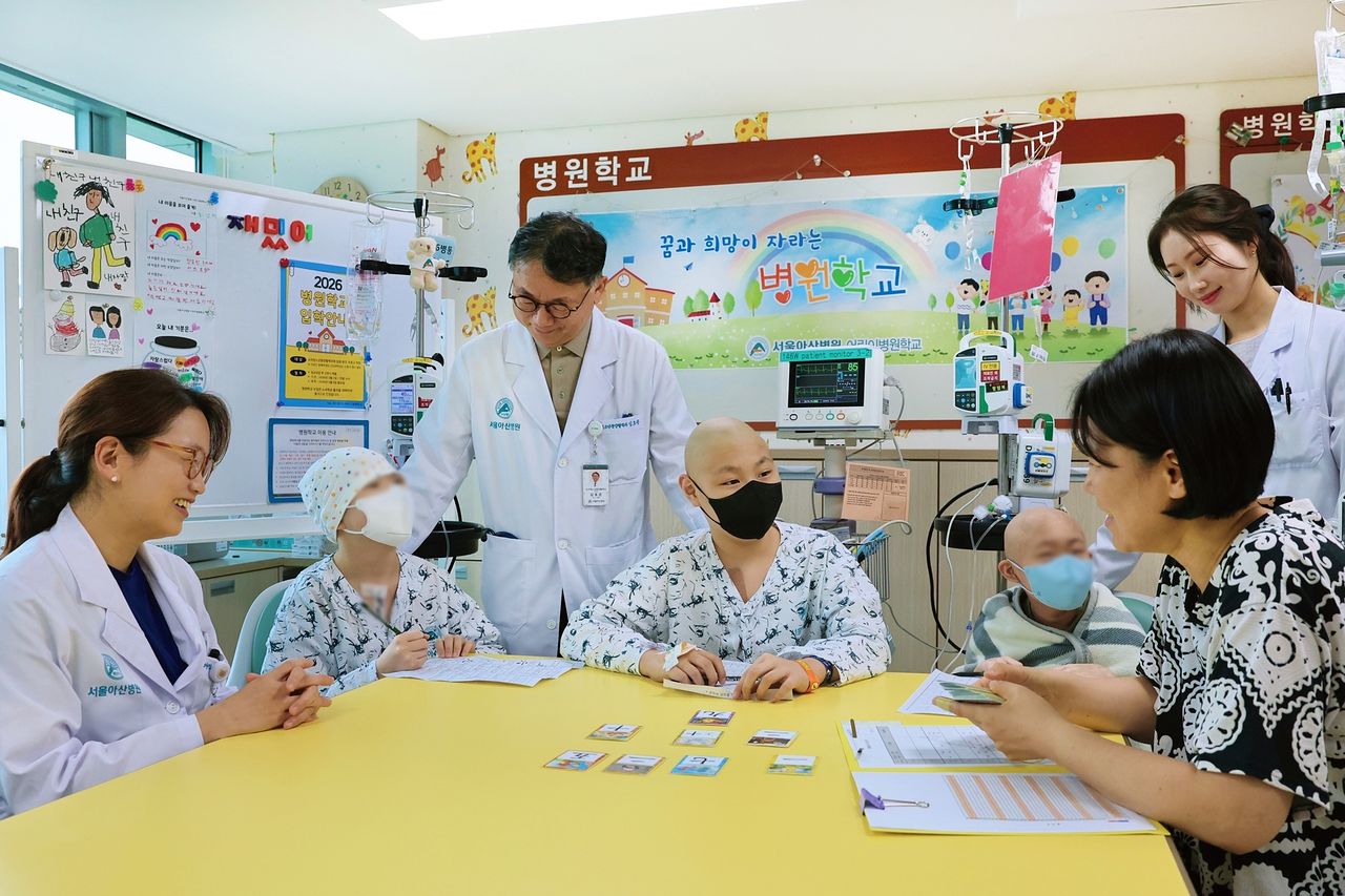 2006년 운영을 시작한 서울아산병원 어린이병원학교가 개교 20주년을 맞았다. 서울아산병원 어린이병원학교에서 김혜리 어린이병원학교장, 임호준 어린이병원장(왼쪽 첫 번째, 세 번째)이 자원봉사자 이은정 교사에게 한문수업을 듣고있는 소아암 환아들을 격려하고 있는 모습. 사진 서울아산병원