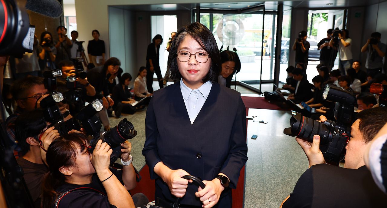 용혜인 성평등가족부 장관 후보자가 2일 서울 서대문구 한국청소년활동진흥원에 마련된 인사청문 준비 사무실로 출근 하고 있다. 김종호 기자