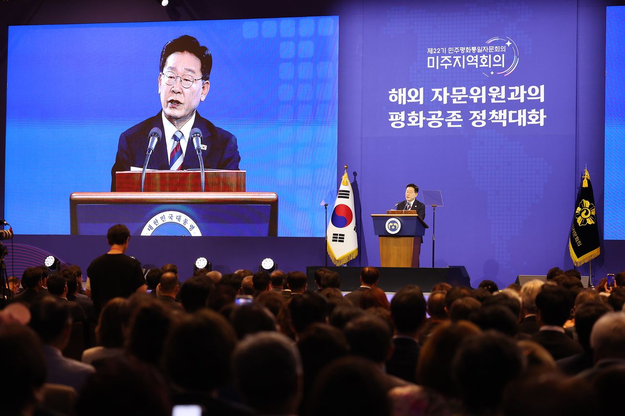 이재명 대통령이 2일 인천 인스파이어 리조트에서 열린 제22기 민주평통 미주지역 회의 평화공존 정책 대화에서 격려사를 하고 있다. 뉴시스