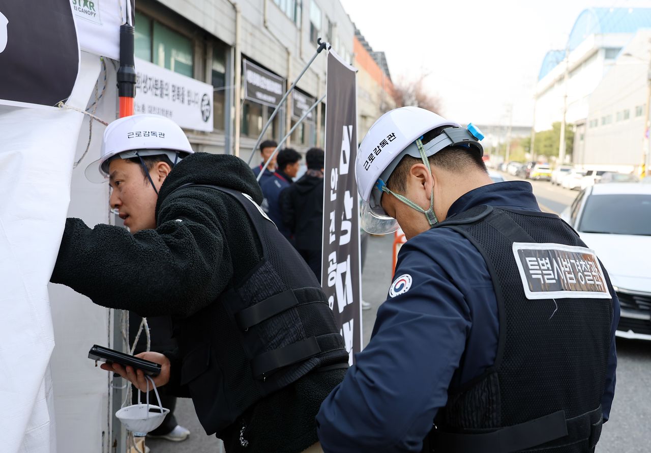 지난 3월 대전 대덕구 안전공업 2일 차 현장 감식에 나선 대전고용노동청 근로감독관들이 안전공업 노조 임시 사무실을 확인하고 있다. 연합뉴스