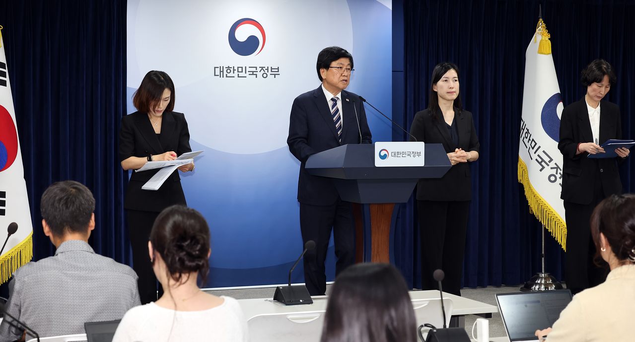 지난 1일 서울 종로구 정부서울청사에서 최교진 교육부 장관이 거점 국립대 패키지 지원대학 선정 결과를 발표하고 있다. 뉴스1