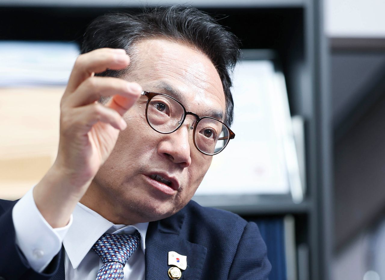 박선원 더불어민주당 의원이 지난달 31일 국회 의원회관 사무실에서 중앙일보와 인터뷰를 하고 있다. 임현동 기자