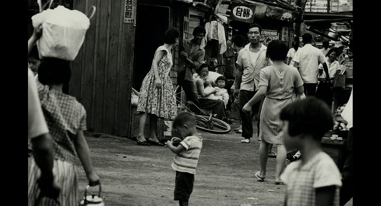 다큐 '사진의 얼굴'(감독 고희영)에 담긴 구와바라 시세이가 1960년대 한국을 촬영한 흑백사진. 청계천 빈민가, 민주화운동, 동두천 미군 기지촌, 문경의 도자기와 도공까지 우리시대의 얼굴을 포착했다. 그렇게 탄생한 ‘구와바라표 흑백사진’은 “호소하고자 하는 걸 포착해내는 능력이 탁월하다”는 평가와 함께 심금을 울렸다. 사진 숨비