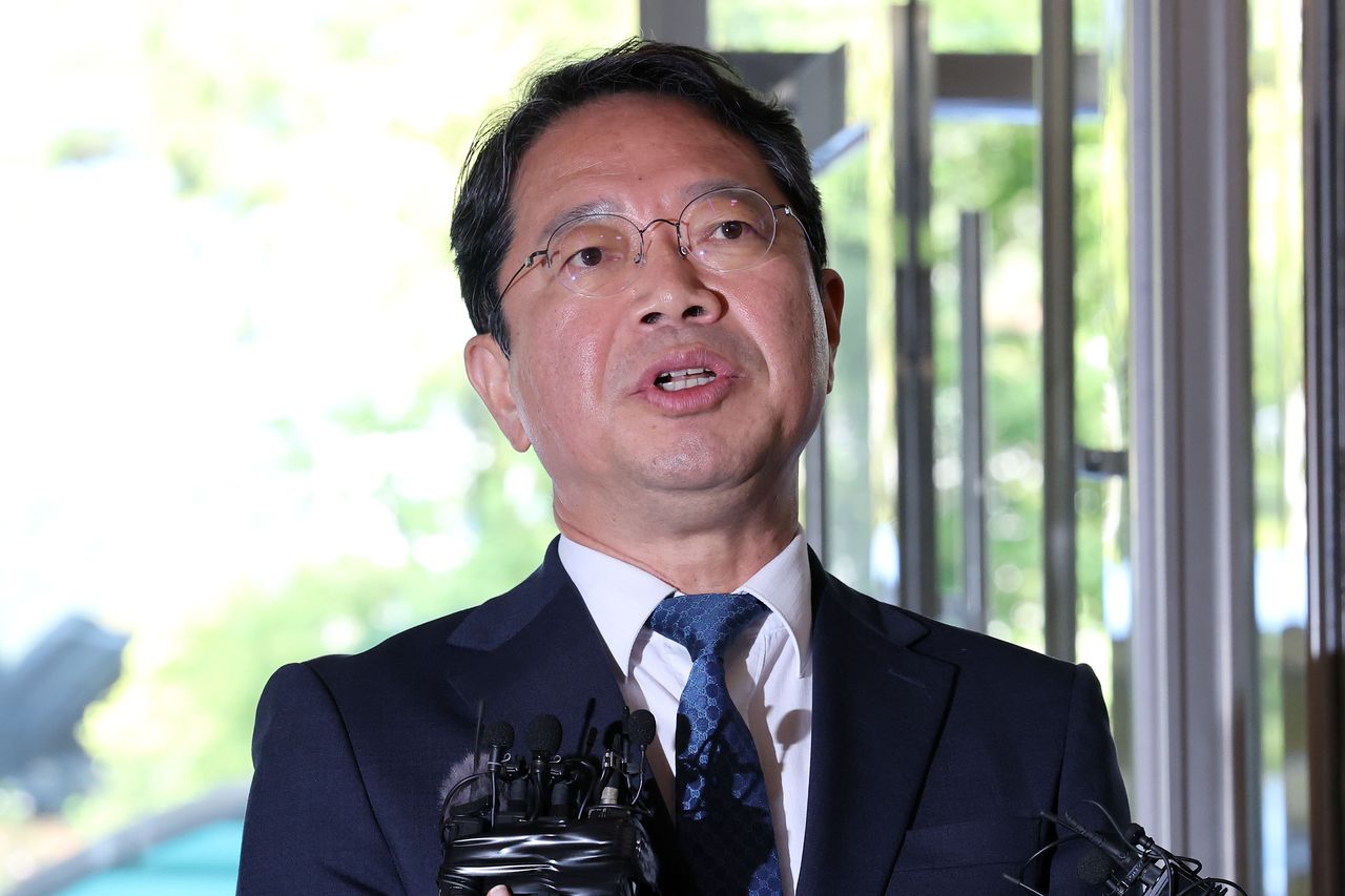김승원 법무부 장관 후보자가 3일 오전 서울 종로구 적선현대빌딩에 마련된 인사청문회 준비사무실로 출근하며 취재진의 질문에 답하고 있다.뉴스1
