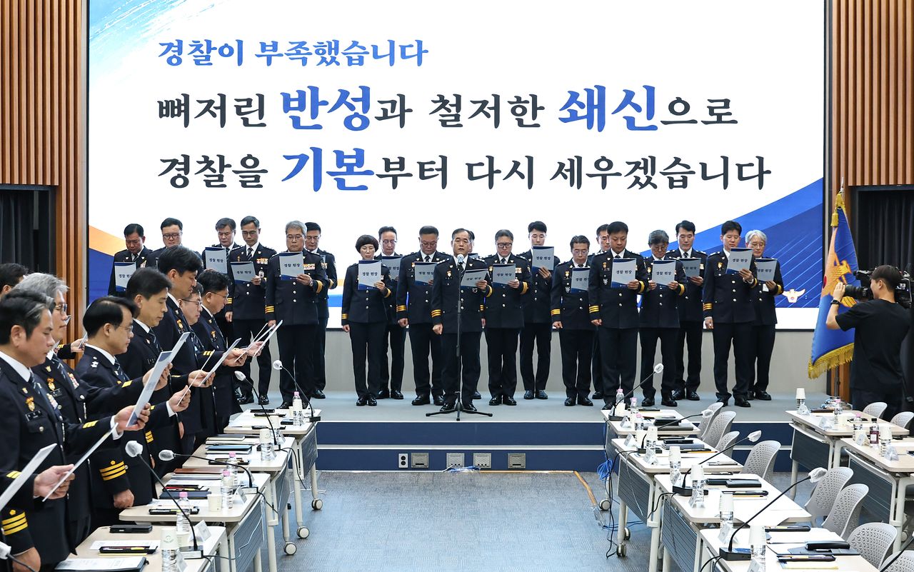 김종철 신임 경찰청장 직무대행이 3일 서울 서대문구 경찰청 어울림마당에서 열린 전국 경찰 지휘부 회의에서 경찰 헌장을 낭독하고 있다. 연합뉴스 