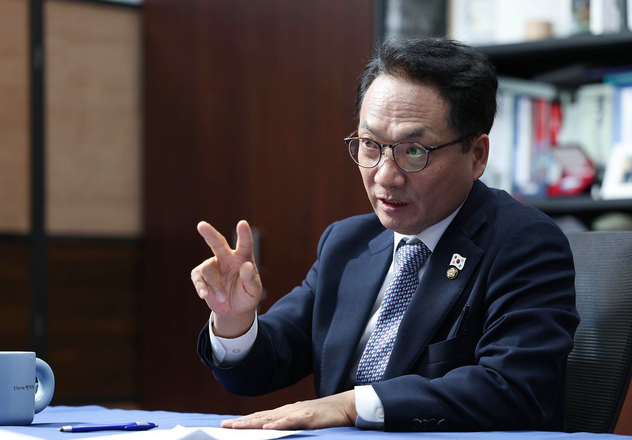 박선원 더불어민주당 의원이 지난달 31일 국회 의원회관 사무실에서 중앙일보와 인터뷰하고 있다. 임현동 기자