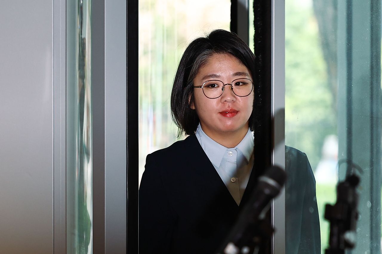 용혜인 성평등가족부 장관 후보자가 2일 서울 서대문구 한국청소년활동진흥원에 마련된 인사청문 준비 사무실로 출근 하고 있다. 김종호 기자