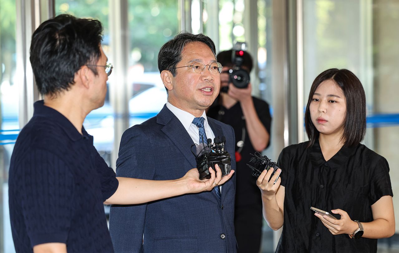 김승원 법무부 장관 후보자가 3일 서울 종로구 적선현대빌딩에 마련된 인사청문회 준비 사무실로 출근하며 취재진의 질문에 답하고 있다. 김경록 기자 / 2026.09.03