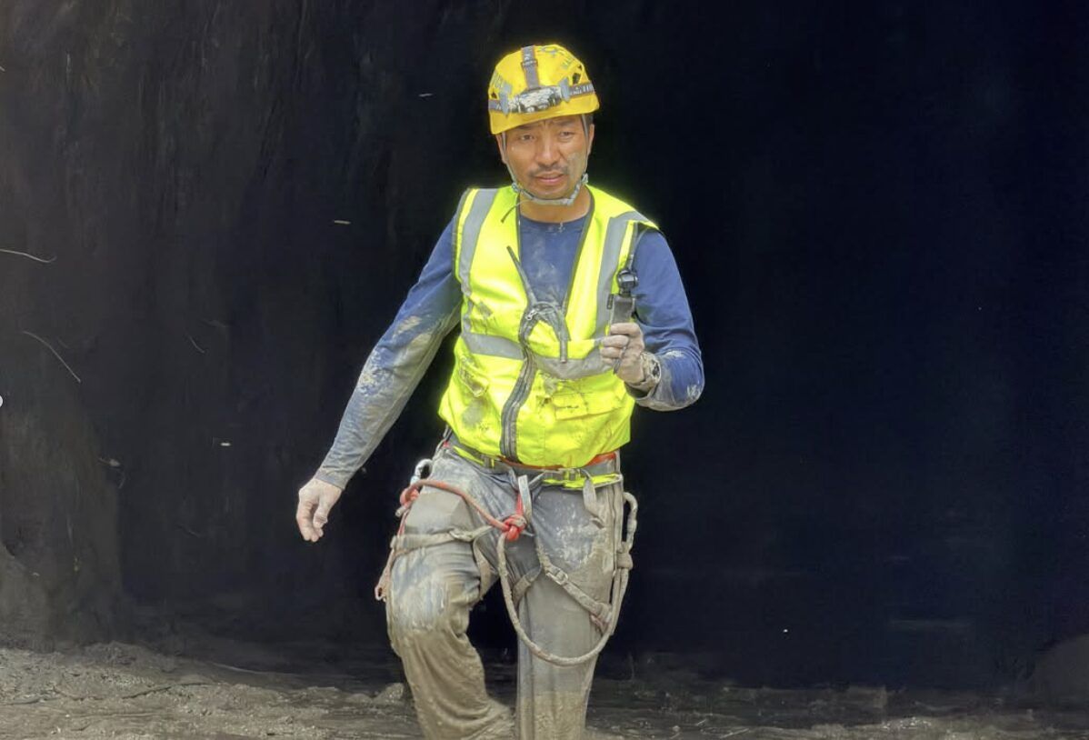 네팔 북부 라수와 지역 칠리메 수력발전소 터널 입구를 수색하는 젠젠 라마. 사진 젠젠 라마 SNS