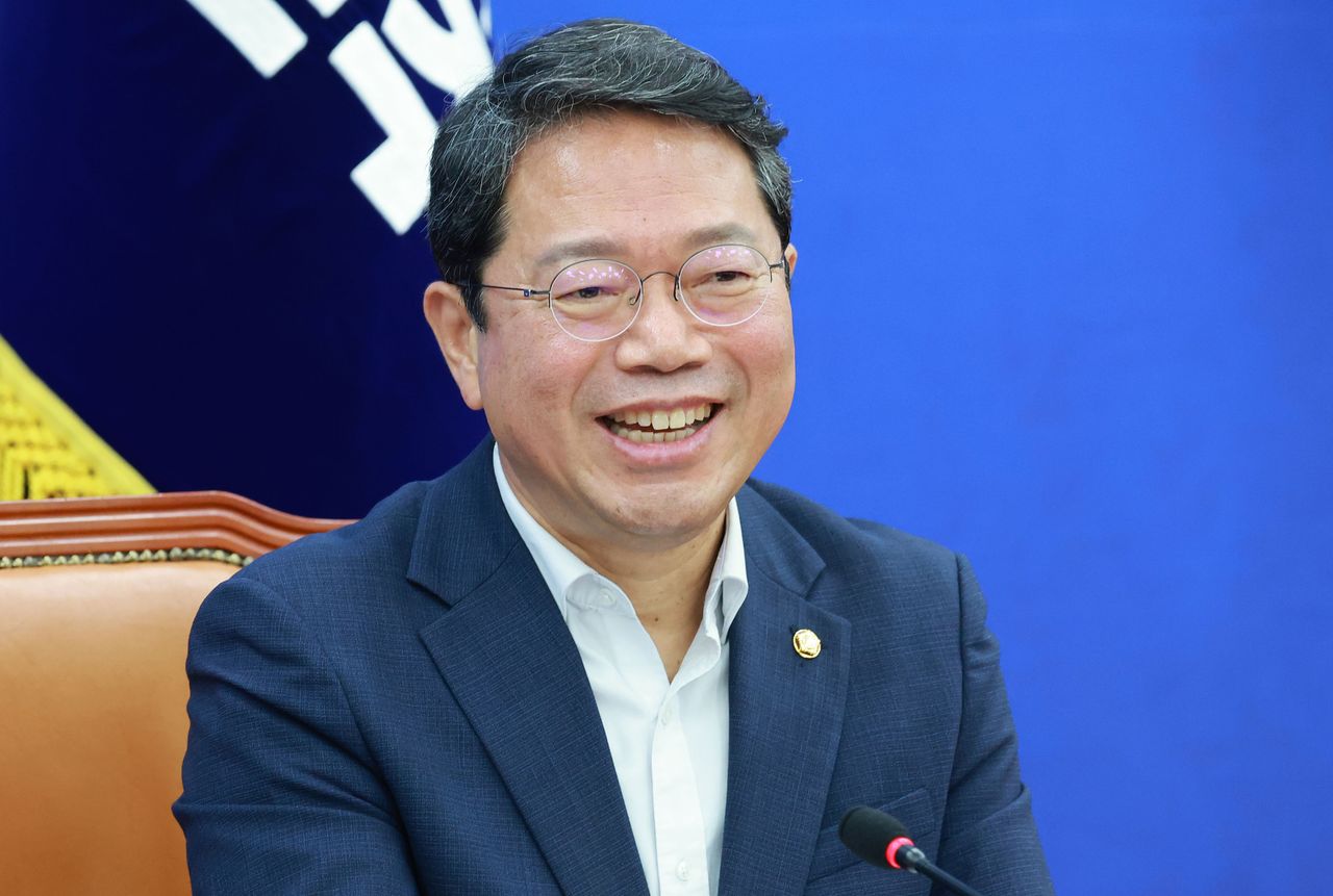 법무부장관 후보자로 지명된 김승원 간사가 30일 국회에서 조희대 대법원장 불출석 사유서 제출 관련 기자간담회 중 환하게 웃고 있다. 김종호 기자