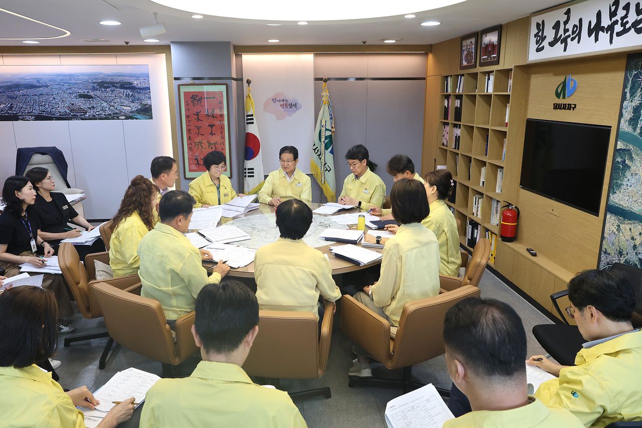 지난달 21일 대구 달서구청에서 김용판 달서구청장 주재로 '재정 비상체제 전환 및 예산운용 대혁신' 관련 회의가 진행되고 있다. 사진 달서구