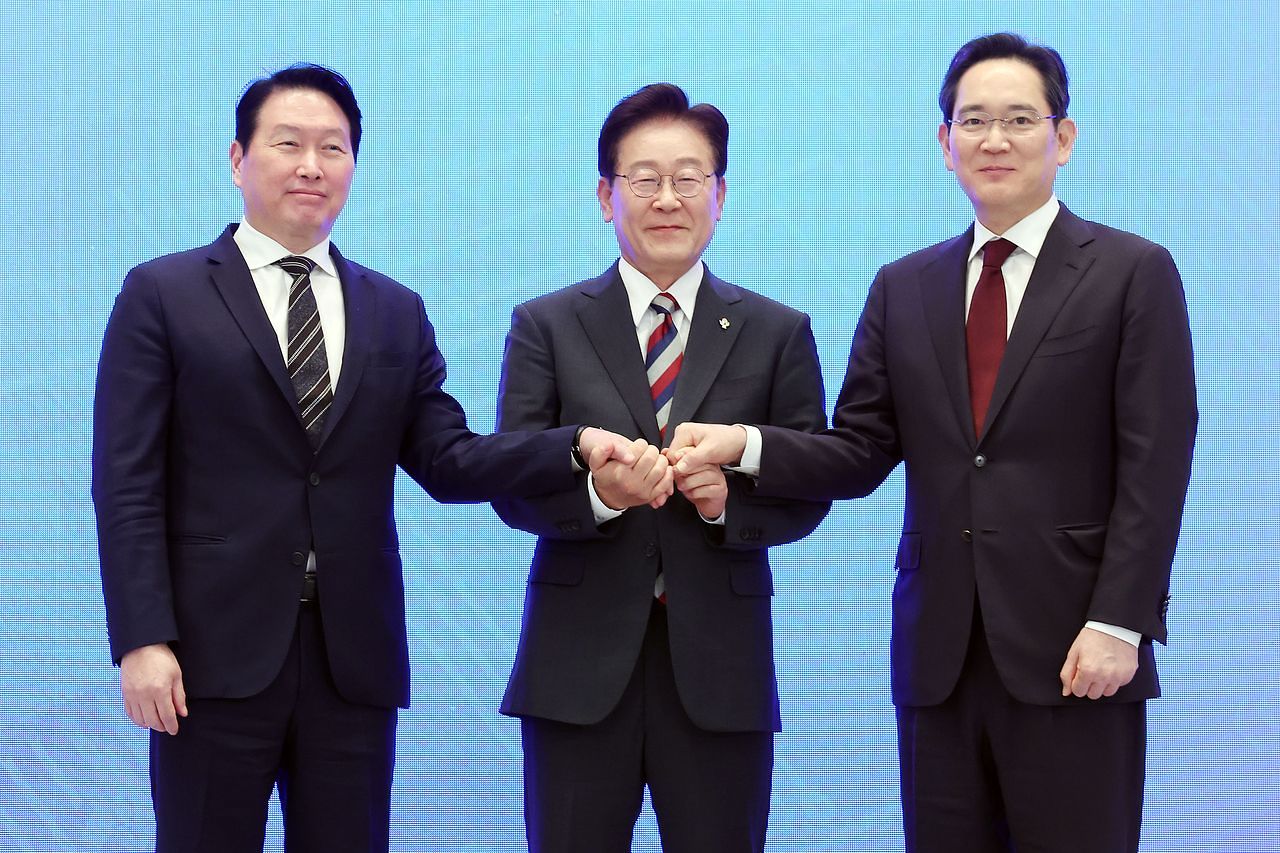 이재명 대통령과 이재용 삼성전자 회장, 최태원 SK그룹 회장이 지난 6월 29일 청와대 영빈관에서 열린 대한민국 대도약 3대 메가프로젝트 국민보고회에서 손을 맞잡고 있다. 뉴스1