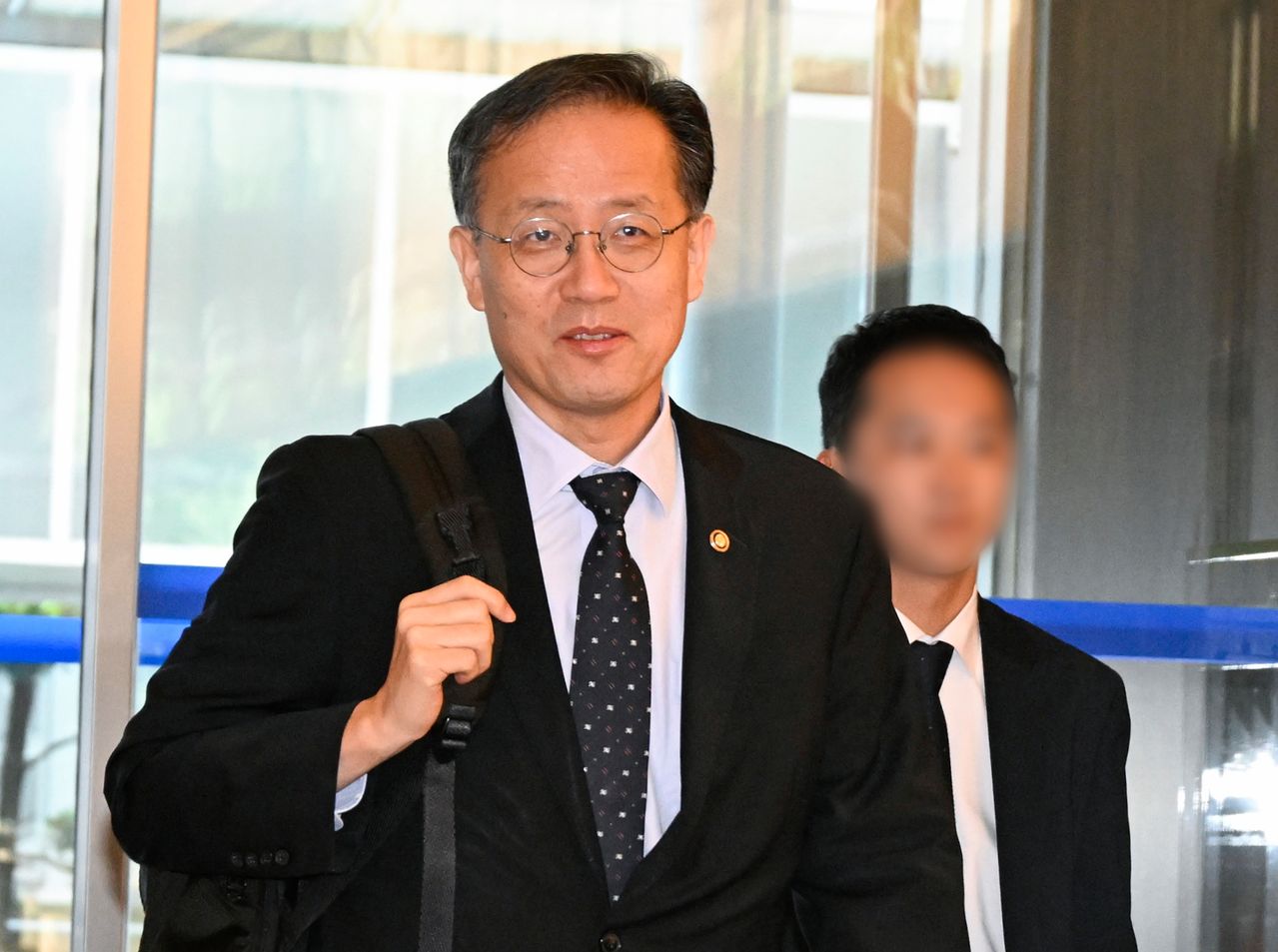 이형일 부총리 겸 재정경제부 장관 후보자가 4일 서울 중구 예금보험공사 청문회 준비 사무실로 출근하고 있다. 재정경제부 제공
