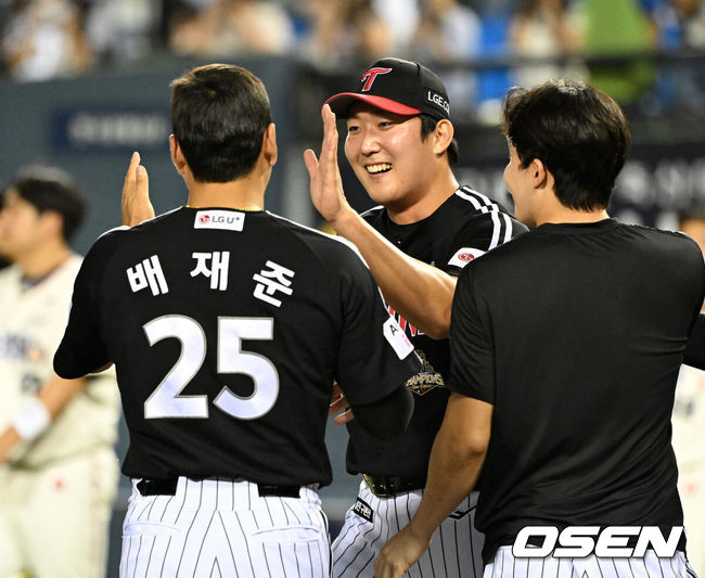 [OSEN=잠실, 이대선 기자] LG는 3일 서울 잠실야구장에서 열린 2026 신한 SOL KBO리그 정규시즌 두산과의 경기에서 1-0으로 승리했다.경기 종료 후 LG 손주영이 동료들과 승리의 기쁨을 나누고 있다. 2026.09.03 /sunday@osen.co.kr