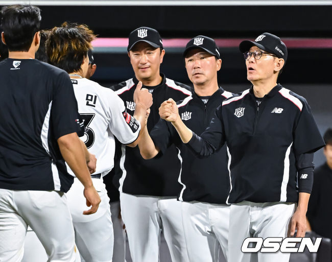 [OSEN=수원, 박준형 기자] 프로야구 KT 위즈가 한화 이글스를 9연패를 몰아넣고 1위 자리를 탈환했다.이강철 감독이 이끄는 KT는 3일 수원케이티위즈파크에서 열린 2026 신한 SOL KBO리그 한화 이글스와의 홈경기에서 13-11승리를 거두고 한화전을 싹쓸이했다. 3연승을 거둔 KT는 69승43패3무로 7연승이 끊긴 삼성(70승45패3무)를 제치고 다시 1위로 올라섰다.경기종료 후 1위 탈환한 KT 이강철 감독이 안현민과 하이파이브를 하고 있다.   2026.09.03 / soul1014@osen.co.kr