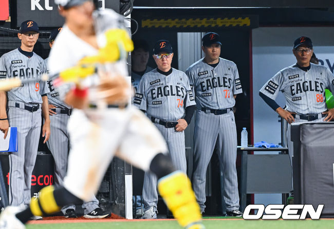 [OSEN=수원, 박준형 기자] 2일 오후 수원KT위즈 파크에서 2026 신한 SOL KBO리그 KT 위즈와 한화 이글스의 경기가 진행됐다.이날 KT는 소형준을, 한화는 류현진을 선발투수로 내세웠다.8회말 한화 김경문 감독과 코치들이 경기를 지켜보고 있다.    2026.09.02 / soul1014@osen.co.kr