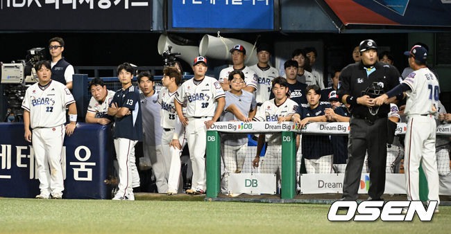 [OSEN=잠실, 이대선 기자] LG는 3일 서울 잠실야구장에서 열린 2026 신한 SOL KBO리그 정규시즌 두산과의 경기에서 1-0으로 승리했다.9회말 2사 2,3루에서 두산 박지훈의 땅볼 때 김원형 감독이 비디오판독을 요청하고 있다. 2026.09.03 /sunday@osen.co.kr