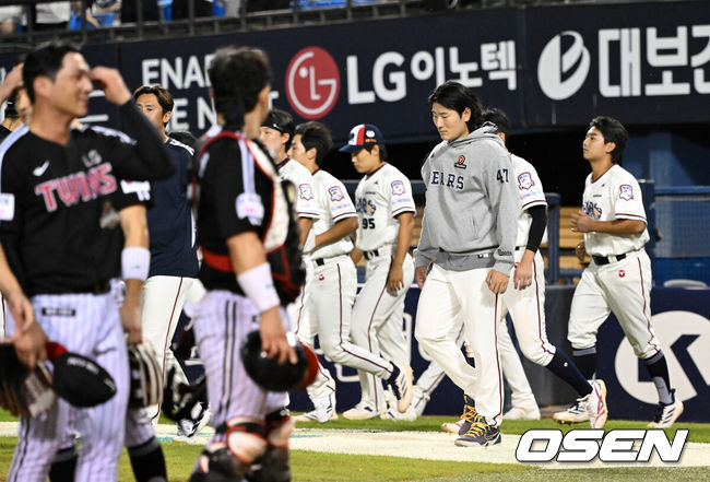 [OSEN=잠실, 이대선 기자] LG는 3일 서울 잠실야구장에서 열린 2026 신한 SOL KBO리그 정규시즌 두산과의 경기에서 1-0으로 승리했다.경기 종료 후 두산 선수들이 패배에 아쉬워하고 있다. 2026.09.03 /sunday@osen.co.kr
