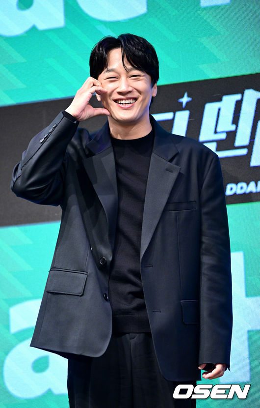 [OSEN=최규한 기자] 31일 오후 서울 여의도 KBS 신관 아트홀에서 새 예능 오디선 프로그램 '더 딴따라' 제작발표회가 열렸다.KBS 2TV 신규 예능 프로그램 '더 딴따라'(연출 양혁 / 작가 최문경)는 노래, 춤, 연기, 예능 다 되는 딴따라 찾기 프로젝트로 원조 딴따라 박진영이 KBS와 손을 잡고 선보이는 새로운 버라이어티 오디션 프로그램이다.배우 차태현이 포토타임을 하고 있다. / dreamer@osen.co.kr