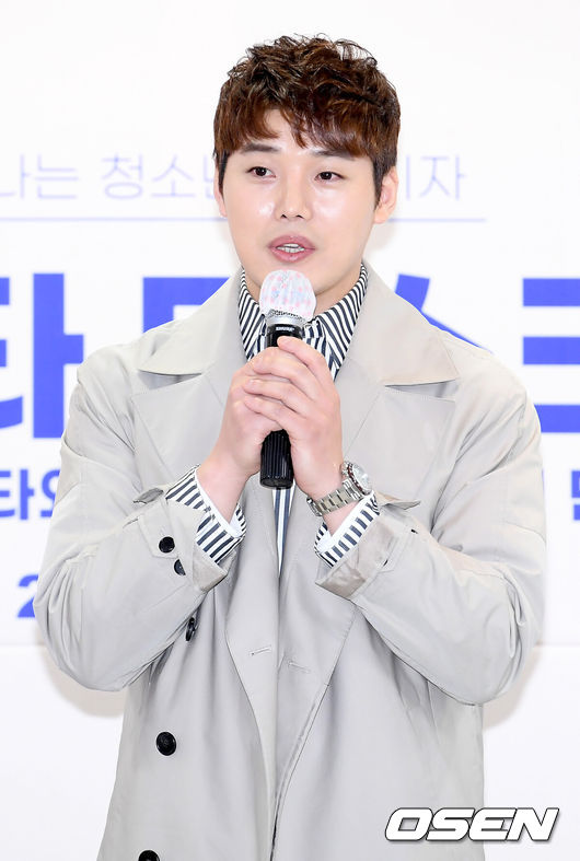 [OSEN=조은정 기자] 13일 오후 서울 영등포구 굿피플빌딩에서 ‘스타 마스크’ 캠페인 행사가 열렸다.‘스타 마스크’ 캠페인은 청소년들이 가장 사랑하고 동경하는 스타들이 실물 마스크를 기부하거나 마스크를 구입할 수 있도록 기부금을 보내 청소년들에게 심리적, 정서적 안정과 건강한 내일을 선물한다는 의미를 갖고 있다.방송인 권혁수가 소감을 전하고 있다. /cej@osen.co.kr
