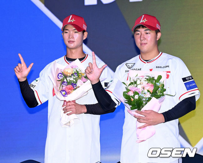 [OSEN=이대선 기자] 17일 오후 7일 오후 서울 롯데호텔 월드에서 ‘2026 KBO 신인 드래프트’가 열렸다.이번 드래프트는 전면 드래프트 방식으로 총 11라운드에 걸쳐 진행된다. 대상자는 총 1천261명으로, 고등학교 졸업 예정자 930명, 대학교 졸업 예정자 216명, 얼리 드래프트 신청자 51명, 해외 아마추어·프로 출신 선수 19명이다. 이 중 최대 110명이 KBO 10개 구단의 부름을 받게 된다.SSG에 지명된 신인 김요셉, 김민준이 기념촬영을 가지고 있다. 2025.09.17 /sunday@osen.co.kr