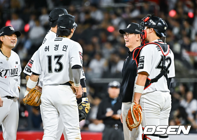 [OSEN=수원, 박준형 기자] 3일 오후 수원KT위즈 파크에서 2026 신한 SOL KBO리그 KT 위즈와 한화 이글스의 경기가 진행됐다.이날 KT는 고영표를, 한화는 왕옌청을 선발투수로 내세웠다.8회초 2사 2루 KT 이강철 감독이 마운드에 올라 우규민을 교체하고 있다. 2026.09.03 / soul1014@osen.co.kr