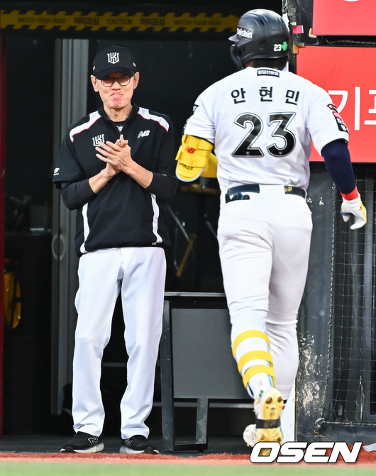 [OSEN=수원, 박준형 기자] 3일 오후 수원KT위즈 파크에서 2026 신한 SOL KBO리그 KT 위즈와 한화 이글스의 경기가 진행됐다.이날 KT는 고영표를, 한화는 왕옌청을 선발투수로 내세웠다.1회초 무사 1,2루 KT 안현민이 3점 홈런을 날리고 이강철 감독의 축하를 받고 있다. 2026.09.03 / soul1014@osen.co.kr