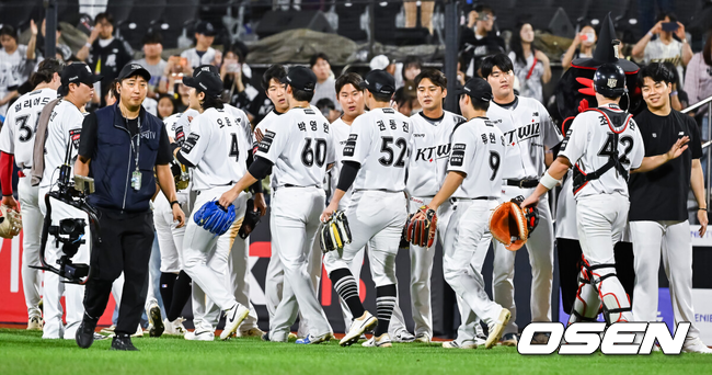 OSEN=수원, 박준형 기자] 프로야구 KT 위즈가 한화 이글스를 9연패를 몰아넣고 1위 자리를 탈환했다.이강철 감독이 이끄는 KT는 3일 수원케이티위즈파크에서 열린 2026 신한 SOL KBO리그 한화 이글스와의 홈경기에서 13-11 승리를 거두고 한화전을 싹쓸이했다. 3연승을 거둔 KT는 69승43패3무로 7연승이 끊긴 삼성(70승45패3무)를 제치고 다시 1위로 올라섰다.경기종료 후 1위 탈환한 KT 선수들이 승리의 기쁨을 나누고 있다. 2026.09.03 / soul1014@osen.co.kr