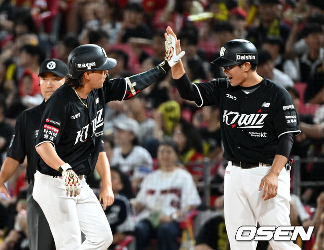[OSEN=광주, 이대선 기자] 4일 광주-기아 챔피언스필드에서 2026 신한 SOL KBO리그 KIA 타이거즈와 KT 위즈의 경기가 열렸다.이날 KIA는 배제성, KT는 올러를 선발로 내세웠다.7회초 2사 만루에서 KT 김상수가 우중간 2타점 적시타를 치고 환호하고 있다. 2026.09.04 /sunday@osen.co.kr