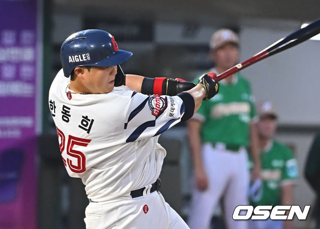 [OSEN=부산, 이석우 기자] 19일 부산 사직야구장에서 2026 신한 SOL KBO 리그 롯데 자이언츠와 키움 히어로즈의 경기가 열렸다. 홈팀 롯데는 로드리게스가, 방문팀 키움은 알칸타라가 선발 출전했다.롯데 자이언츠 한동희가 1회말 2사 2루 좌중간 1타점 안타를 치고 있다. 2026.08.19 / foto0307@osen.co.kr
