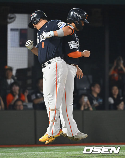 [OSEN=부산, 이석우 기자] 4일 부산 사직야구장에서 2026 신한 SOL KBO 리그 롯데 자이언츠와 한화 이글스의 경기가 열렸다. 홈팀 롯데는 김진욱이, 방문팀 한화는 박준영이 선발 출전했다.한화 이글스 노시환이 3회초 2사 1루 좌월 2점 홈런을 치고 강백호와 세리머니를 하고 있다. 2026.09.04 / foto0307@osen.co.kr