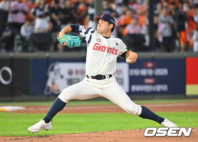 [OSEN=부산, 이석우 기자] 4일 부산 사직야구장에서 2026 신한 SOL KBO 리그 롯데 자이언츠와 한화 이글스의 경기가 열렸다. 홈팀 롯데는 김진욱이, 방문팀 한화는 박준영이 선발 출전했다.롯데 자이언츠 선발 투수 김진욱이 역투하고 있다. 2026.09.04 / foto0307@osen.co.kr