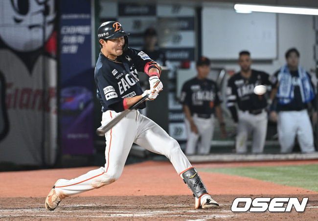 [OSEN=부산, 이석우 기자] 10일 부산 사직야구장에서 2025 신한 SOL 뱅크 KBO 리그 롯데 자이언츠와 한화 이글스의 경기가 열렸다. 홈팀 롯데는 감보아가, 방문팀 한화는 류현진이 선발 출전했다.한화 이글스 심우준이 힘찬 타격을 하고 있다. 2025.09.10 / foto0307@osen.co.kr