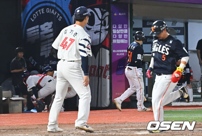[OSEN=부산, 이석우 기자] 4일 부산 사직야구장에서 2026 신한 SOL KBO 리그 롯데 자이언츠와 한화 이글스의 경기가 열렸다. 홈팀 롯데는 김진욱이, 방문팀 한화는 박준영이 선발 출전했다.롯데 자이언츠 김기준이 9회초 1사 만루 한화 이글스 페라자 타석때 폭투를 던져 장규현에 이어 이도윤까지 득점을 허용하고 있다. 2026.09.04 / foto0307@osen.co.kr