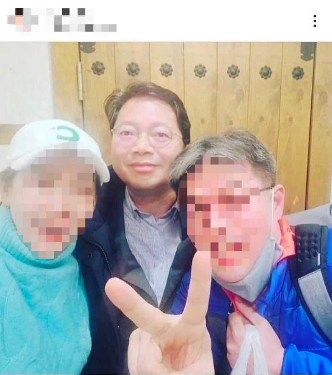 김승원 법무부 장관 후보자가 제약사의 '식약처 민원'을 전달한 브로커 양모씨(왼쪽)와 함께 찍은 사진. 김 후보자 오른쪽은 코로나19 치료제 임상시험 승인을 양씨에게 부탁한 제약사 대표의 영장을 기각한 판사 정모씨로 알려졌다. 중앙포토