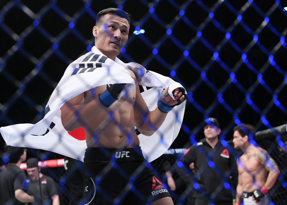 21일 오후 부산 사직실내체육관에서 열린 'UFC 파이트 나이트 부산' 메인카드 페더급 경기에서 정찬성이 프랭키 에드가에게 TKO로 승리 후 환호하고 있다. 송봉근 기자