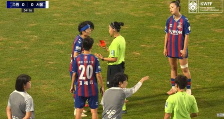지난달 28일 배선영 주심(가운데 위)에게 강력하게 항의하는 지소연과 심각하게 지켜보는 선수들. 주심은 레드카드를 꺼내 손에 들고 있다. 사진 한국여자축구연맹 유튜브 캡처