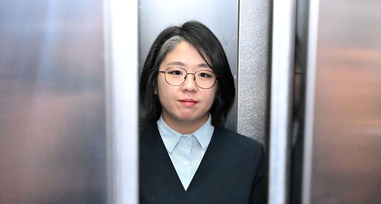 용혜인 성평등가족부 장관 후보자가 2일 오전 서울 서대문구 한국청소년활동진흥원에 마련된 인사청문회 준비사무실로 첫 출근하고 있다. 뉴스1