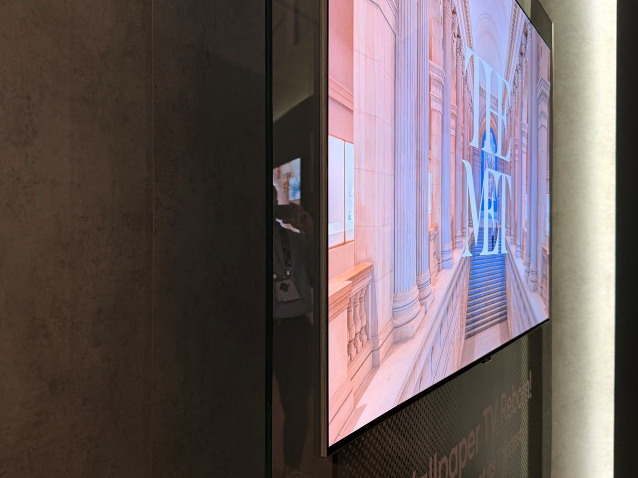  독일 베를린 ‘IFA 2026’ LG전자 부스에 두께 10㎜ 미만의 초슬림 올레드(OLED·유기발광다이오드)TV가 전시돼 있다. 벽에 밀착되는 얇은 디자인이 특징이다. 김인경 기자 