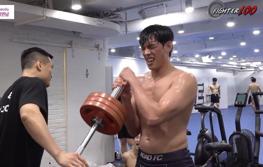 정찬성(왼쪽)에게 훈련 받는 윤태영. 사진 파이터100 유튜브