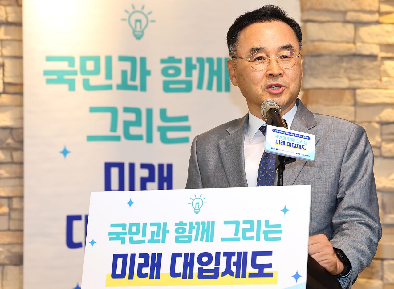 차정인 국가교육위원회 위원장이 지난 11일 인천 남동구 콜라보마이스컨벤션센터에서 열린 국가교육발전 계획 수립을 위한 현장 토론회 '국민과 함께 그리는 미래 대입제도'에서 인사말을 하고 있다. 연합뉴스
