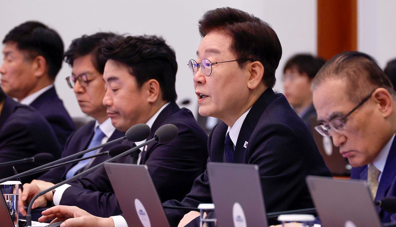 이재명 대통령이 3일 청와대에서 주재한 수석보좌관회의에서 발언하고 있다. 청와대사진기자단