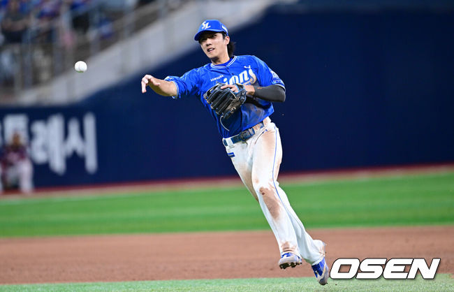 [OSEN=고척, 최규한 기자] 26일 서울 고척스카이돔에서 ‘2026 신한 SOL Bank KBO리그’ 키움 히어로즈와 삼성 라이온즈의 경기가 열렸다.홈팀 키움은 박준현, 방문팀 삼성은 최원태를 선발로 내세웠다. 7회말 무사 선두타자로 나선 키움 권혁빈의 내야 땅볼 때 타구를 잡은 삼성 유격수 이재현이 1루로 송구하고 있다. 2026.08.26 / dreamer@osen.co.kr