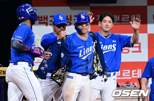 [OSEN=고척, 최규한 기자] 26일 서울 고척스카이돔에서 ‘2026 신한 SOL Bank KBO리그’ 키움 히어로즈와 삼성 라이온즈의 경기가 열렸다.홈팀 키움은 박준현, 방문팀 삼성은 최원태를 선발로 내세웠다.5회초 무사 만루 상황 삼성 김영웅이 달아나는 우중간 만루 홈런을 날리고 홈을 밟은 뒤 홈런 세리머니를 펼치고 있다. 2026.08.26 / dreamer@osen.co.kr