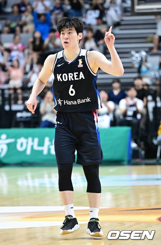 [OSEN=수원, 최규한 기자] 대한민국 남자농구 대표팀이 31일 오후 경기도 수원 KT 소닉붐 아레나에서 ‘2027 FIBA 농구 월드컵 아시아 예선’F조 윈도우4 사우디아라비아와 맞대결을 펼쳤다.이번 월드컵 예선에서 3승 4패를 기록 중인 한국은 남은 경기에서 최대한 승수를 챙겨야 월드컵 본선 티켓을 따낼 수 있는 힘든 상황에 놓였다.1쿼터, 한국 이정현이 3점슛을 성공시킨 뒤 기뻐하고 있다. 2026.08.31 / dreamer@osen.co.kr