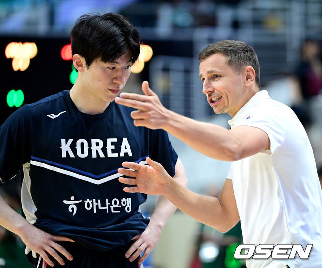 [OSEN=수원, 최규한 기자] 대한민국 남자농구 대표팀이 31일 오후 경기도 수원 KT 소닉붐 아레나에서 ‘2027 FIBA 농구 월드컵 아시아 예선’F조 윈도우4 사우디아라비아와 맞대결을 펼쳤다.이번 월드컵 예선에서 3승 4패를 기록 중인 한국은 남은 경기에서 최대한 승수를 챙겨야 월드컵 본선 티켓을 따낼 수 있는 힘든 상황에 놓였다.경기를 앞두고 한국 이정현과 니콜라이스 마줄스 감독이 대화를 나누고 있다. 2026.08.31 / dreamer@osen.co.kr