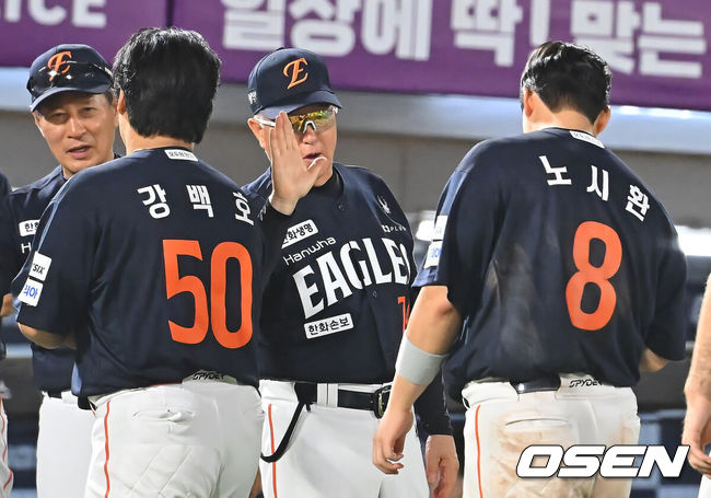 [OSEN=부산, 이석우 기자] 4일 부산 사직야구장에서 2026 신한 SOL KBO 리그 롯데 자이언츠와 한화 이글스의 경기가 열렸다. 홈팀 롯데는 김진욱이, 방문팀 한화는 박준영이 선발 출전했다.한화 이글스 김경문 감독이 롯데 자이언츠에 14-4로 대승하며 9연패에서 탈출한 후 노시환과 하이파이브를 하고 있다. 2026.09.04 / foto0307@osen.co.kr