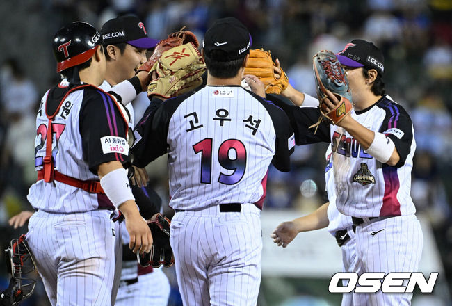 [OSEN=잠실, 조은정 기자]프로야구 LG 트윈스가 삼성 라이온즈를 꺾고 5연승을 이어갔다.LG는4일 서울 잠실구장에서 열린 2026 KBO리그 삼성과 경기에서 4-3 역전승을 거뒀다.LG는 두산전 3연전 스윕에 이어 2위 삼성을 잡고 3.5경기 차이로 추격했다. 반면 삼성은 7연승을 달리다 2연패에 빠졌다.LG 고우석이 승리를 기뻐하고 있다. 2026.09.04 /cej@osen.co.kr
